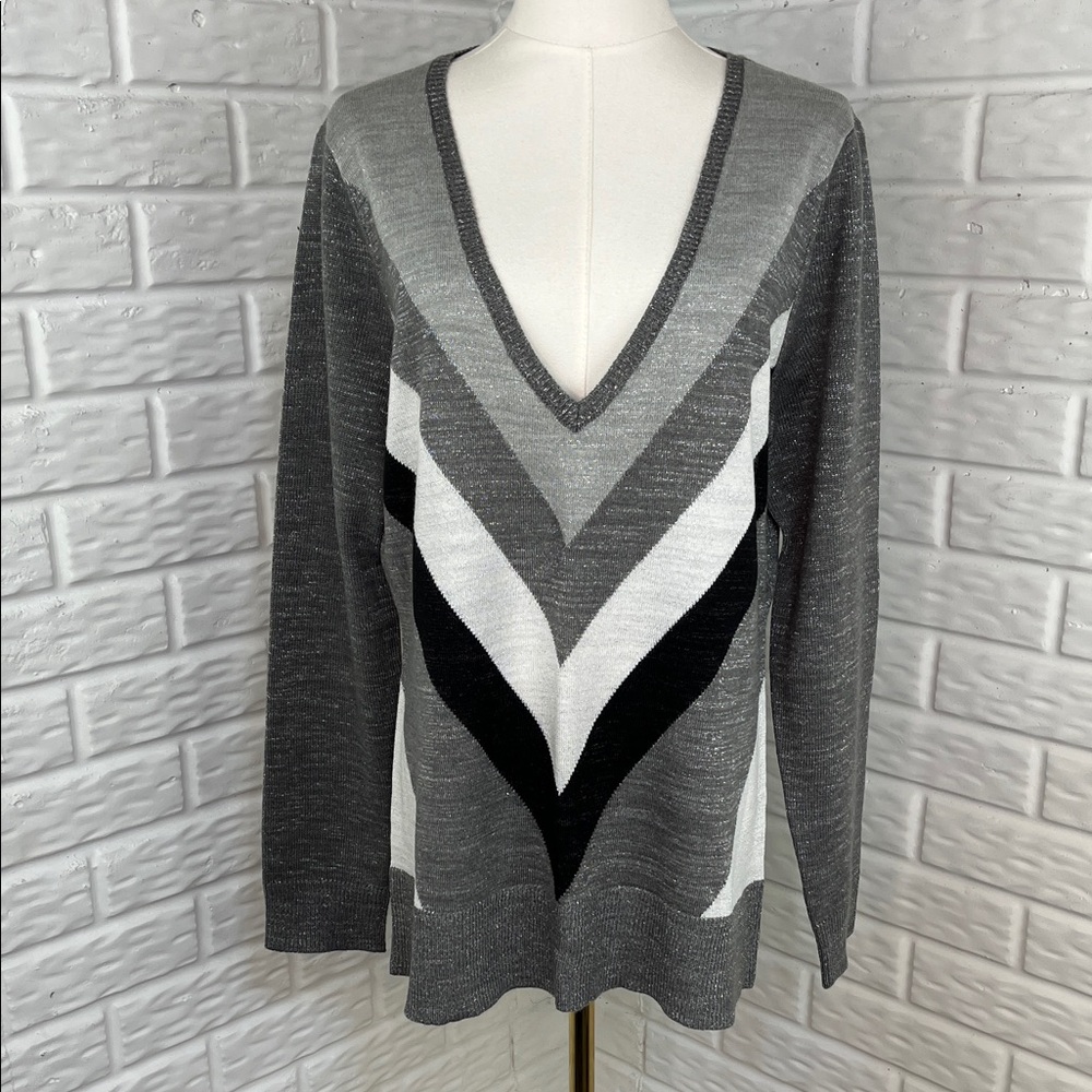 NEW YORK & COMPANY CHEVRON SWEATER DEEP V LONG SLEEVE SILVER & GRAYS SZ LG NWOT